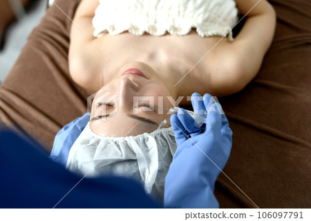 年輕女子在整形外科接受美容注射 106097791