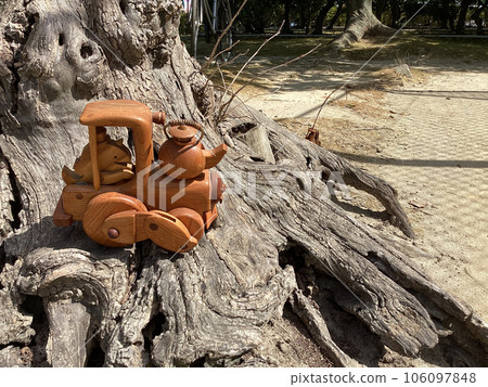 Wooden Karakuri Toy 005_Steam Kettle Car 106097848