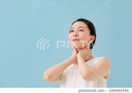 A woman doing a lymphatic massage decollete 106098366