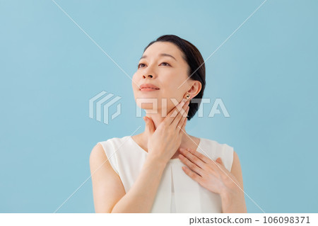 A woman doing a lymphatic massage decollete 106098371