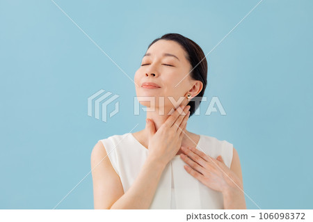 一位女士正在做頸部淋巴按摩 一位女士正在做頸部淋巴按摩 106098372