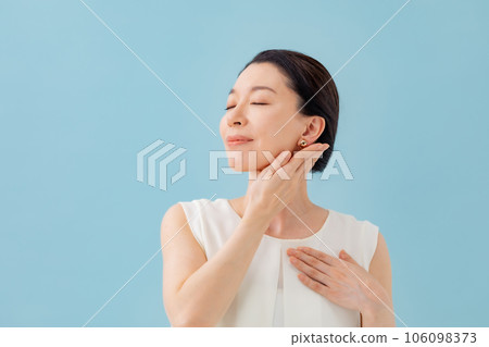 一位女士正在做頸部淋巴按摩 106098373