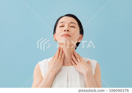 一位女士正在做頸部淋巴按摩 106098376