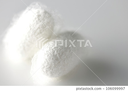 在白色背景下拍攝蠶產生的白色繭球 106099997