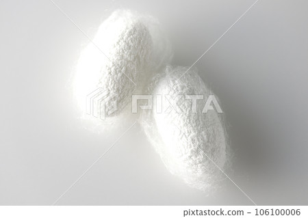 在白色背景下拍攝蠶產生的白色繭球 106100006