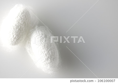在白色背景下拍攝蠶產生的白色繭球 106100007