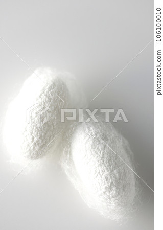 Photographing a white cocoon ball produced by silkworms against a white background 106100010
