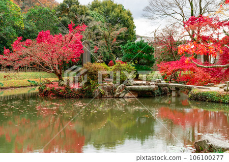 足森藩主大名庭園 深秋 紅葉、池塘、石碑的金水園 岡山縣岡山市北區足森 1 號 足森藩主大名庭園 深秋 紅葉、池塘、石碑的金水園 岡山縣岡山市北區足森 1 號 106100277