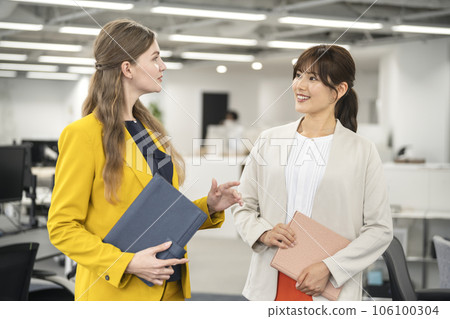 Global business Japanese and foreign businesswomen having a conversation Global business Japanese and foreign businesswomen having a conversation 106100304