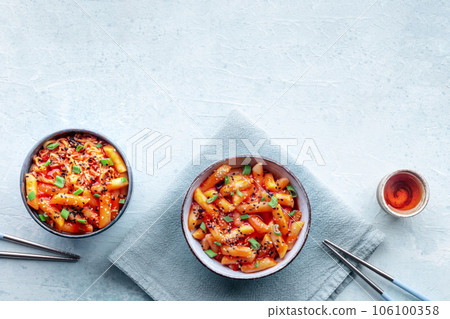 Tteokbokki or topokki and rabokki, Korean street food, spicy rice cakes 106100358