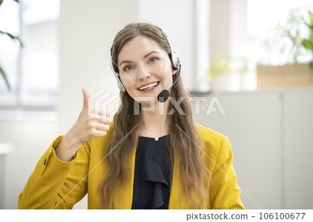 A foreign woman with a smile and thumbs up 106100677