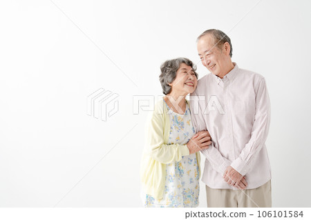 A smiling senior couple 106101584