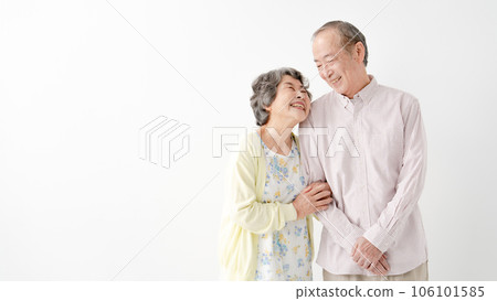 A smiling senior couple 106101585