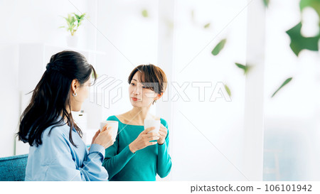 喝茶聊天的女人 106101942