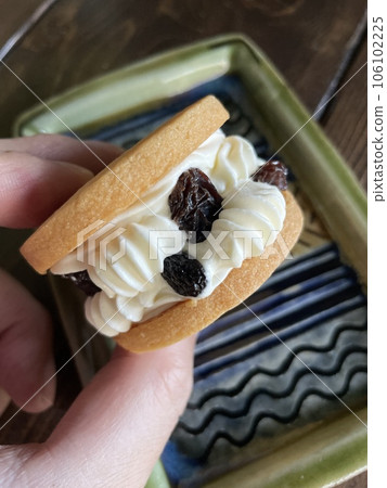 葡萄乾奶油夾心餅乾:經典的西式甜點。 葡萄乾奶油夾心餅乾:經典的西式甜點。 106102225