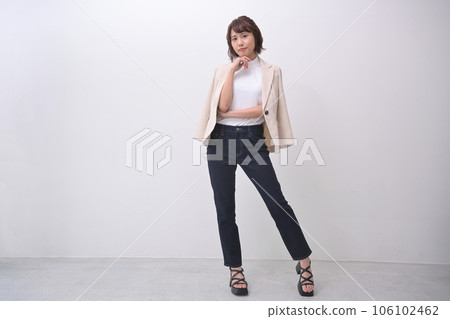 一名身穿夾克的女子在房間的白牆前擺姿勢 106102462
