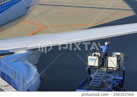 Jet refueling refueling jet fuel airport operations 106102568