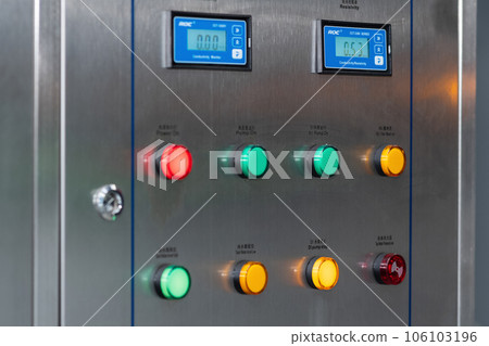 colored indicators on the control panel of the cleaning machine for printed circuit boards 106103196