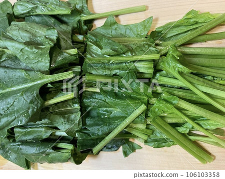 spinach cut 106103358