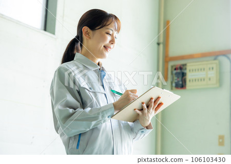 穿著工作服的工廠倉庫婦女 穿著工作服的工廠倉庫婦女 106103430