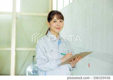 穿著工作服的工廠倉庫婦女 穿著工作服的工廠倉庫婦女 106103436