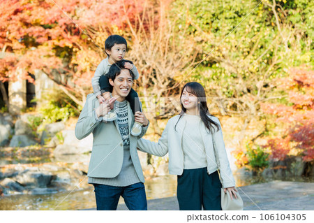一家人在秋季公園邊散步邊看秋葉 106104305