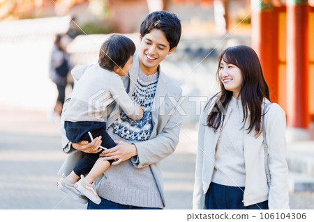 享受秋季觀光的家庭旅行形象 106104306