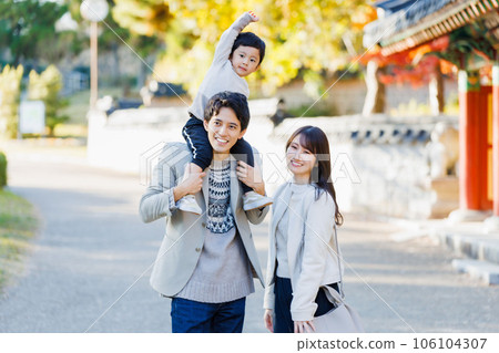 享受秋季觀光的家庭旅行形象 106104307