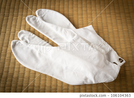 放在榻榻米墊上的足袋 白色足袋 Yomai Kohaze 106104363