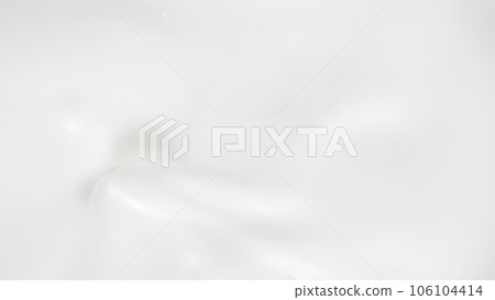 Freeze motion of whirling milk cream, close-up 106104414