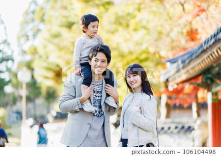 享受秋季觀光的家庭旅行形象 享受秋季觀光的家庭旅行形象 106104498