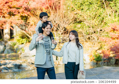 一家人在秋季公園邊散步邊看秋葉 106104499