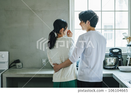 夫妻倆在家裡的廚房裡聊天 106104665