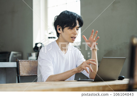 一個男人在家開網絡會議 106104843