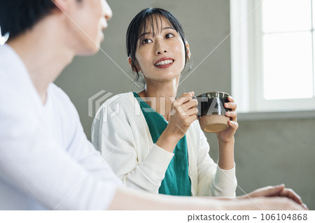 男女情侶開心地交談 106104868