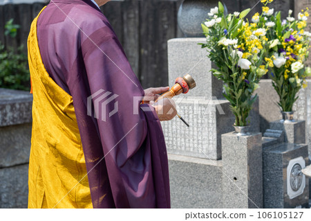 和尚在永生墳場前誦經 106105127