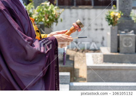 和尚在永生墳場前誦經 106105132