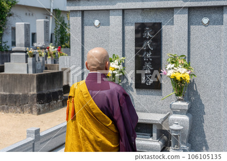 和尚在永生墳場前誦經 106105135