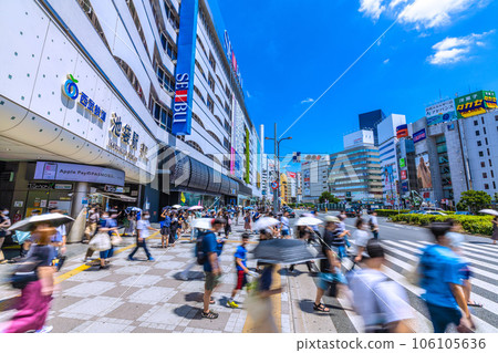 東京城市景觀在日本池袋站，夏季藍天蔓延。謹防強烈陽光、紫外線和中暑 106105636
