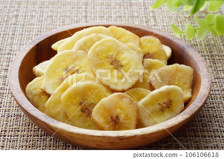 banana chips 106106618