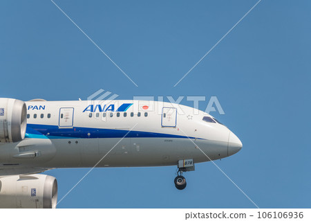 [ANA aircraft in preparation for landing from the sky above Jonanjima Seaside Park] 106106936