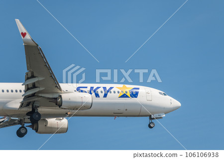 [Skymark plane landing from Jonanjima Seaside Park] 106106938