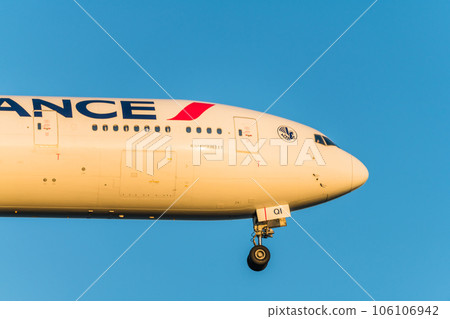 [Air France plane landing from Jonanjima Seaside Park at sunset] 106106942