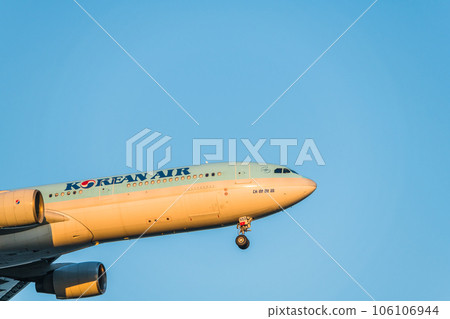 [Korean Airplane landing from the sky above Jonanjima Seaside Park in the setting sun] 106106944