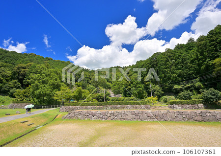 The view from the Azuchi Castle Ruins parking lot to the entrance (Azuchi-cho, Omihachiman City, Shiga Prefecture) 106107361