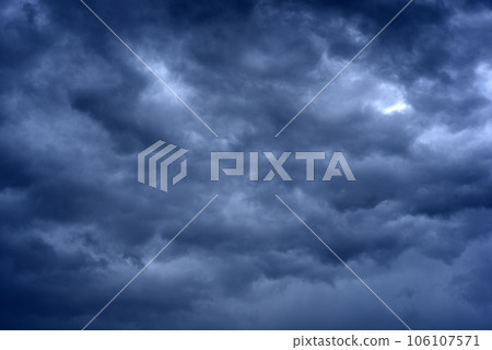 Thunderclouds in the evening sky. Cumulative clouds in a storm. Thunderclouds in the evening sky. Cumulative clouds in a storm. 106107571