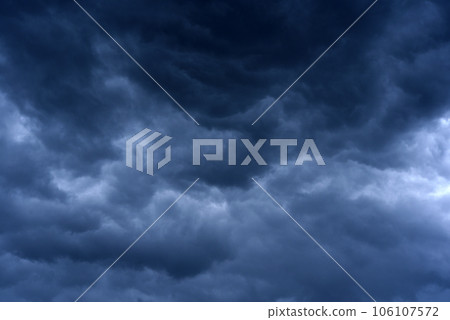 Thunderclouds in the evening sky. Cumulative clouds in a storm. 106107572