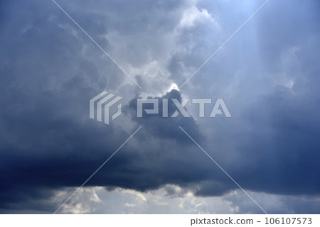 Thunderclouds in the evening sky. Cumulative clouds in a storm. 106107573