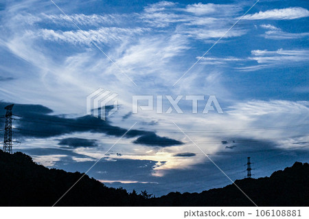 夏季日落時雲彩在山谷上空移動 夏季日落時雲彩在山谷上空移動 106108881