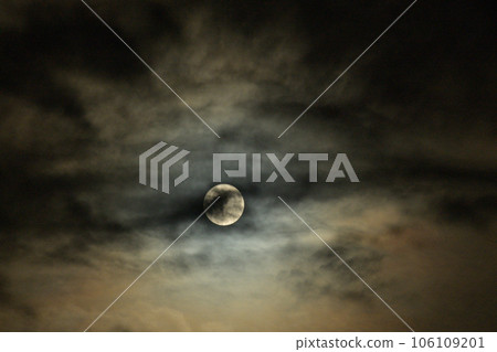 Hakushu-cho, Hokuto City, small moon of August 14.4 shining between clouds Hakushu-cho, Hokuto City, small moon of August 14.4 shining between clouds 106109201